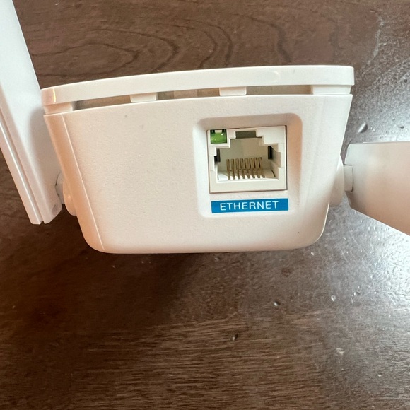 Linksys Dual Band Wi-Fi Range Booster Extender (RE6400) w/ 7,500 Sq. Ft. Range - Picture 4 of 7